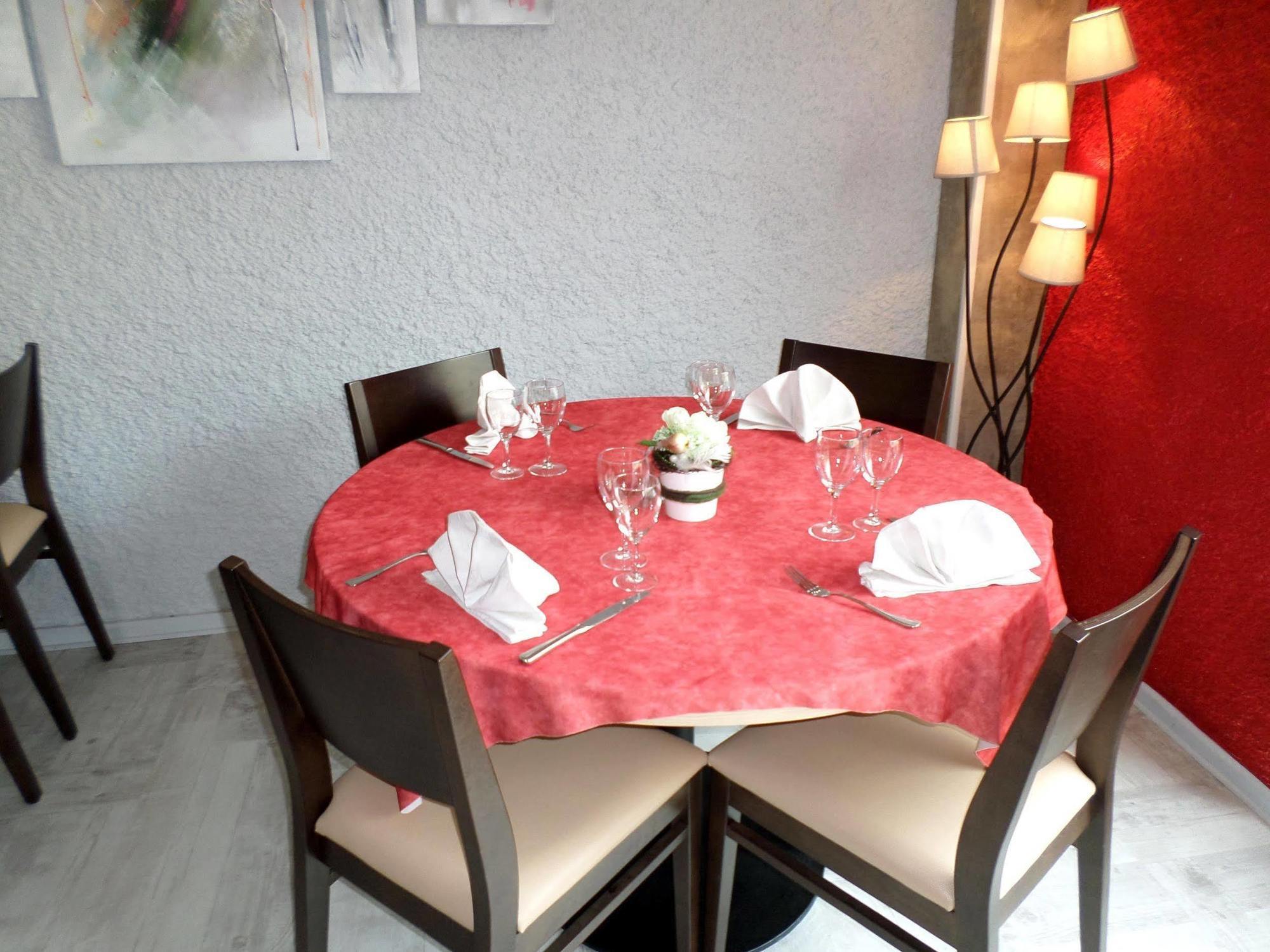 Hotel Logis Restaurant Les Carillons 2*