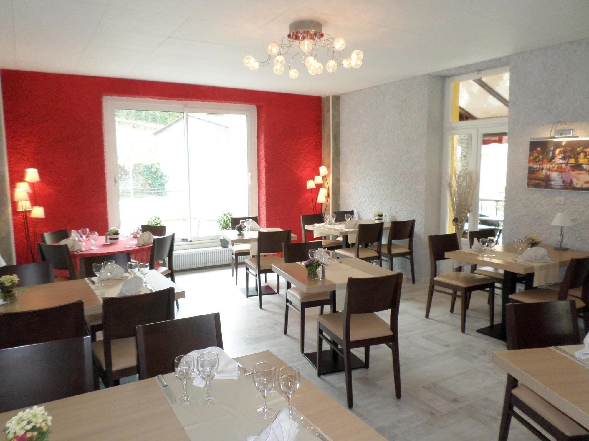 Hotel Logis Restaurant Les Carillons 2*